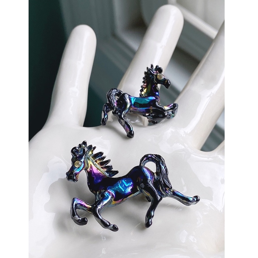 Vintage 50’s rainbow enamel horse scatter pin set